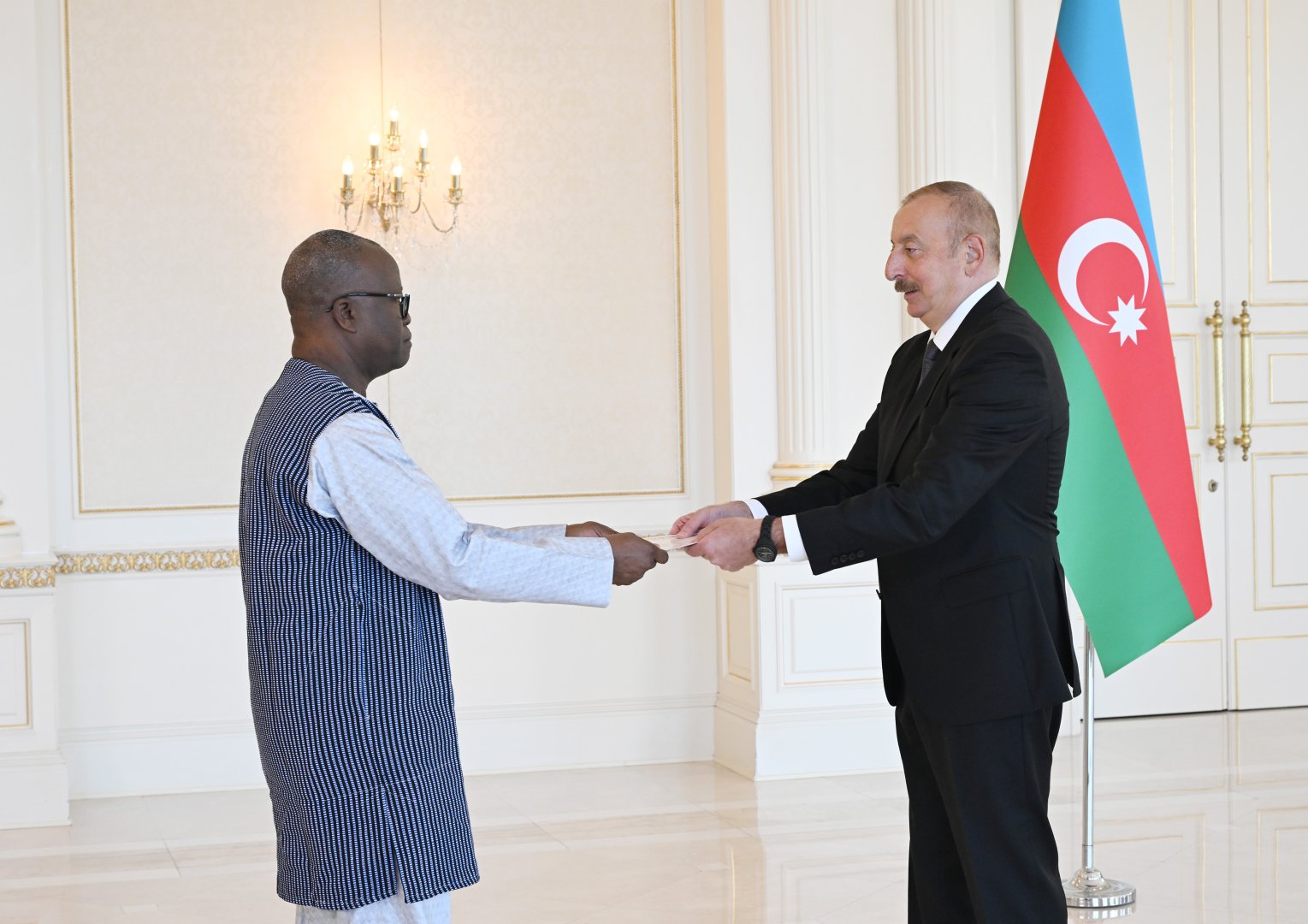 Prezident İlham Əliyev Burkina Fasonun Azərbaycanda yeni təyin olunmuş səfirinin etimadnaməsini qəbul edib (FOTO)