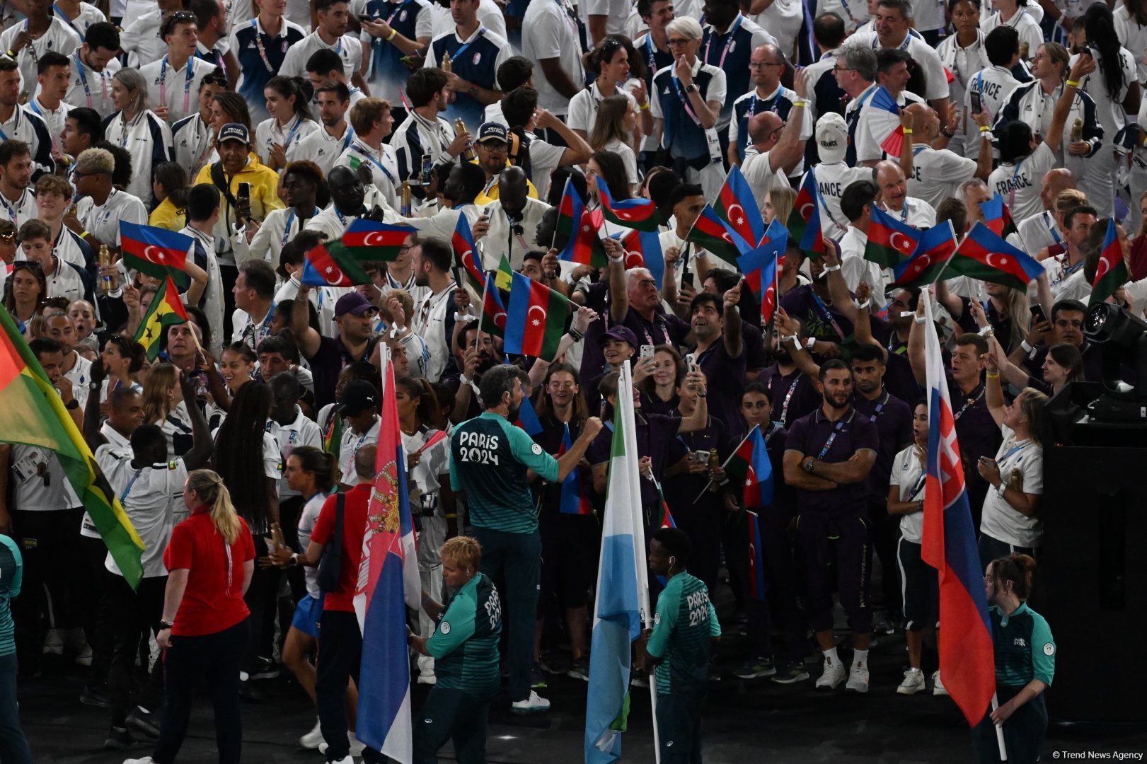 Azerbaijan participates in Olympics closing ceremony parade (PHOTO)