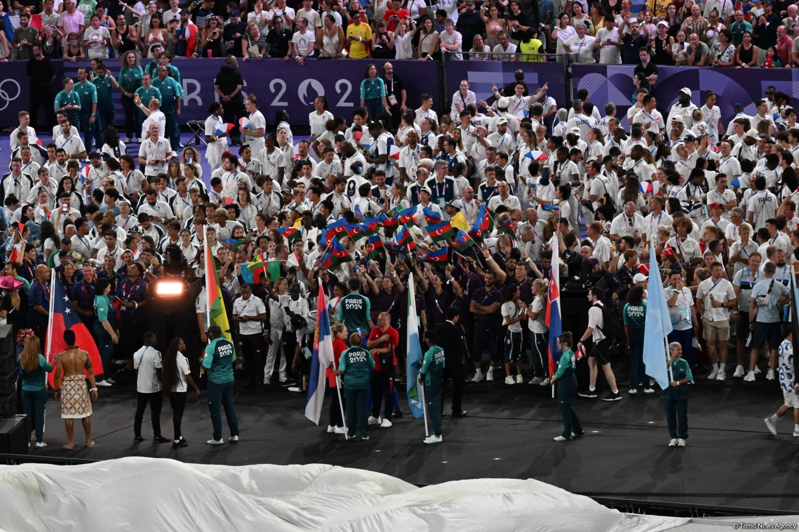 Azerbaijan participates in Olympics closing ceremony parade (PHOTO)