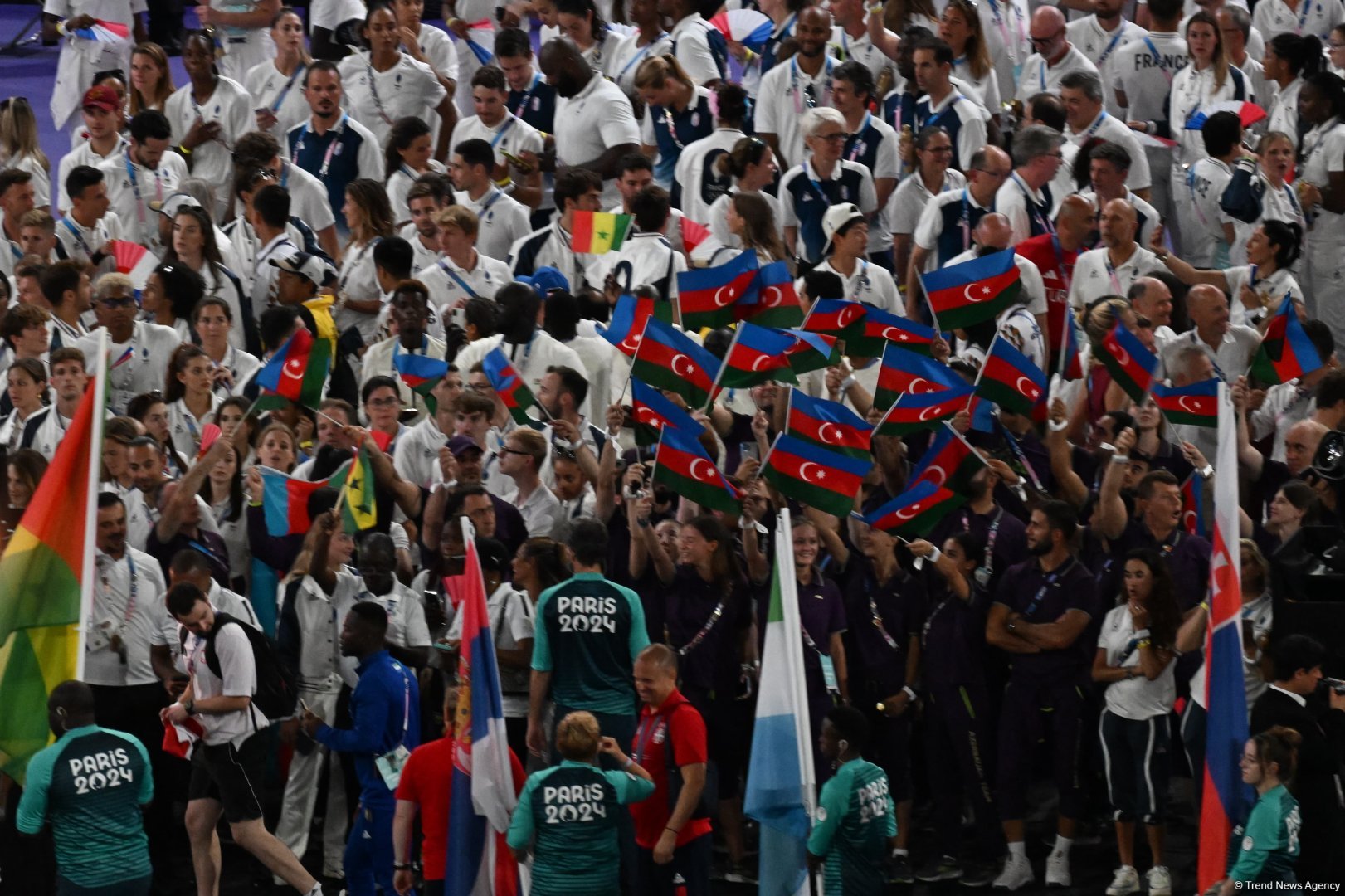 Azerbaijan participates in Olympics closing ceremony parade (PHOTO)