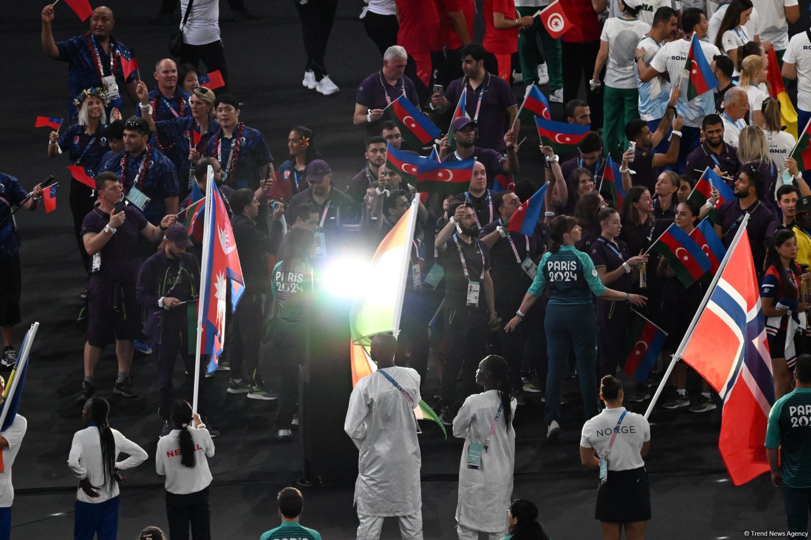 Azerbaijan participates in Olympics closing ceremony parade (PHOTO)