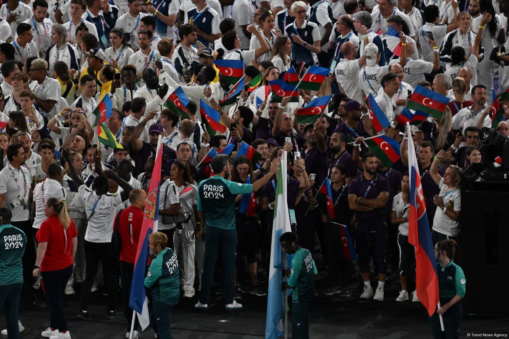 Azerbaijan participates in Olympics closing ceremony parade (PHOTO)