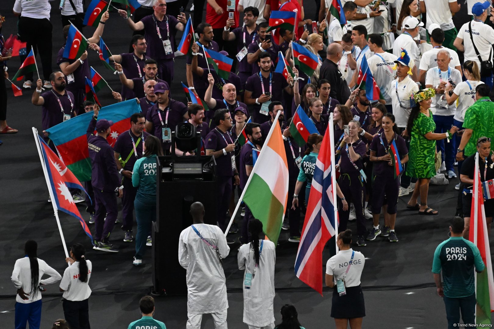 Azerbaijan participates in Olympics closing ceremony parade (PHOTO)