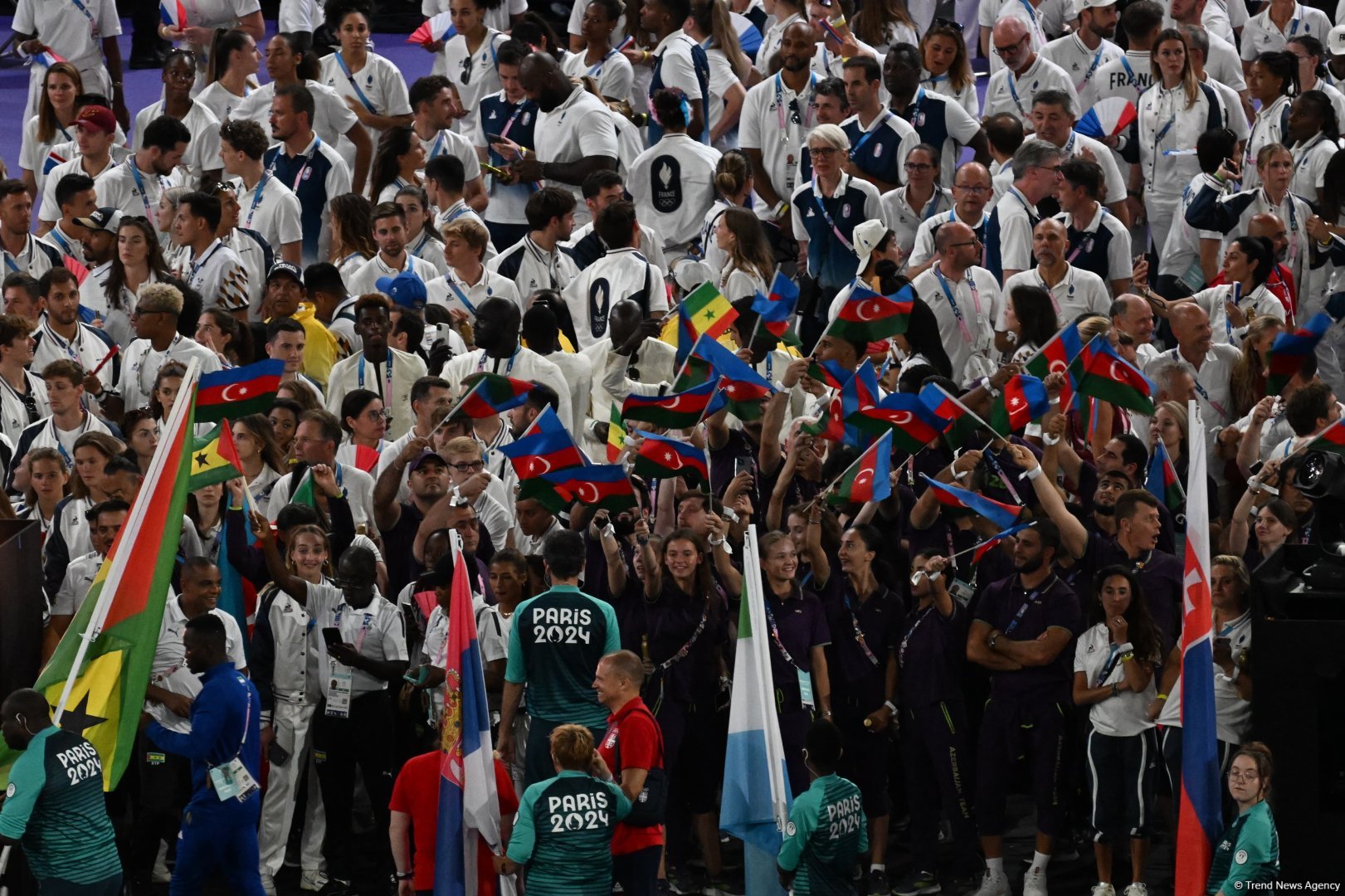 Azerbaijan participates in Olympics closing ceremony parade (PHOTO)