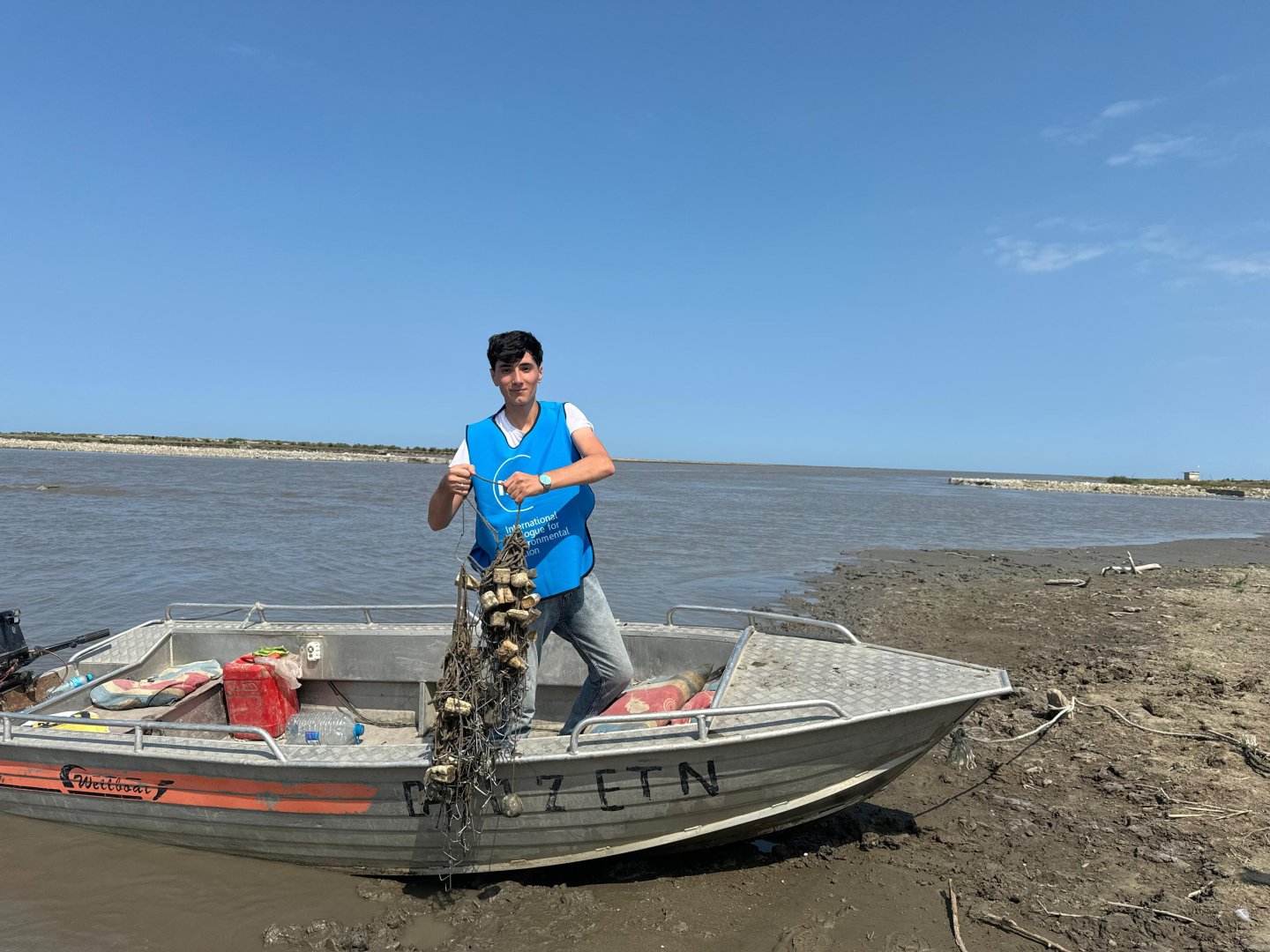 IDEA organizes another Kura riverbank cleanup in Azerbaijan (PHOTO)