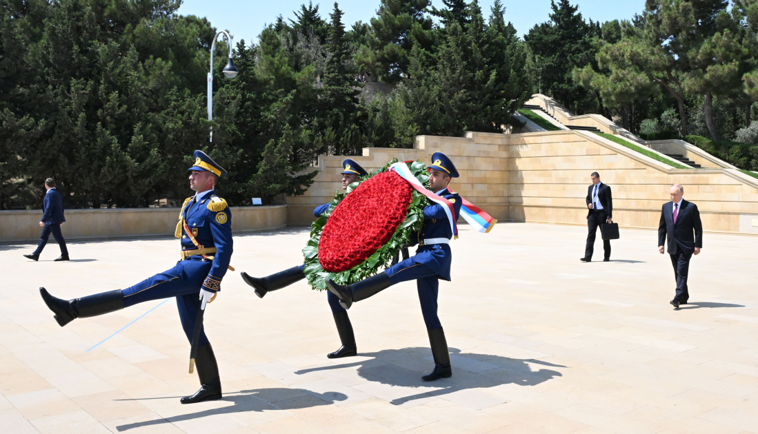 Rusiya Prezidenti Vladimir Putin Bakıda şəhidlərin xatirəsini anıb (FOTO/VİDEO)