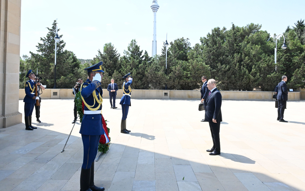 Rusiya Prezidenti Vladimir Putin Bakıda şəhidlərin xatirəsini anıb (FOTO/VİDEO)