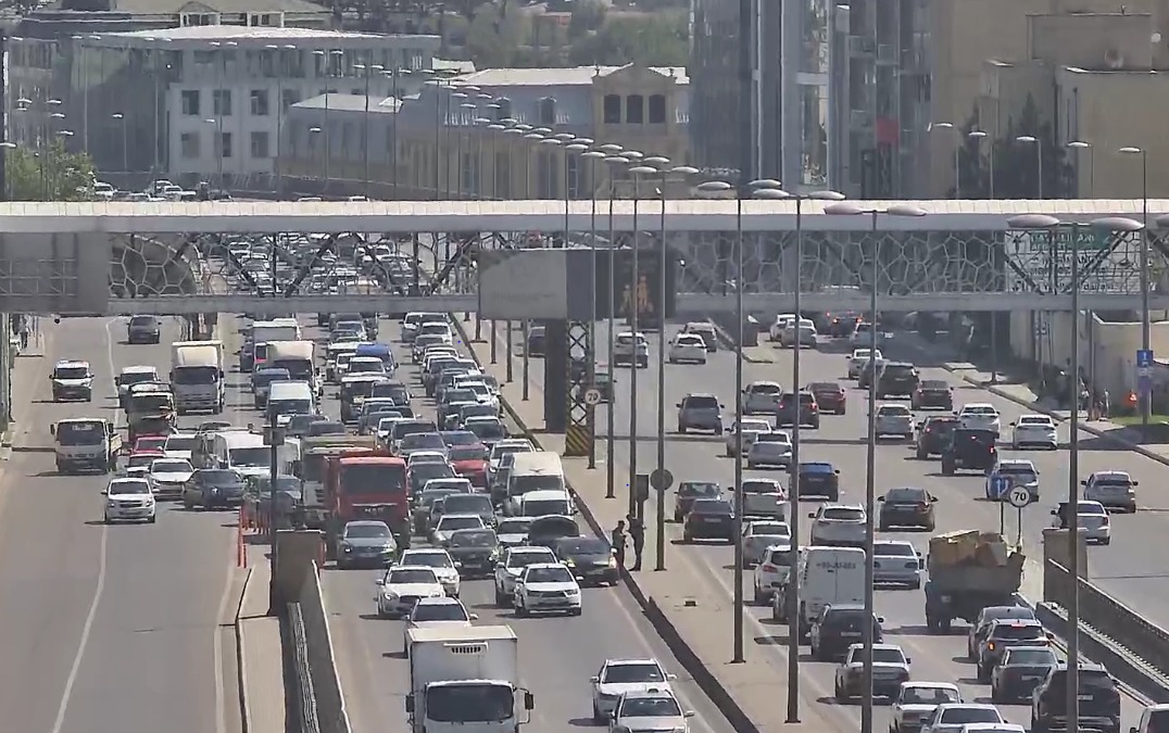 Bakıda prospektlərin kəsişməsində qəza oldu - Tıxac yarandı