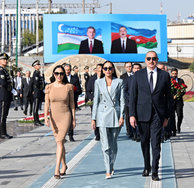 Prezident İlham Əliyev, Birinci xanım Mehriban Əliyeva və qızları Leyla Əliyeva Heydər Əliyev Meydanında Ümummilli Liderin barelyefi önünə gül dəstələri qoyublar (FOTO) (YENİLƏNİB)