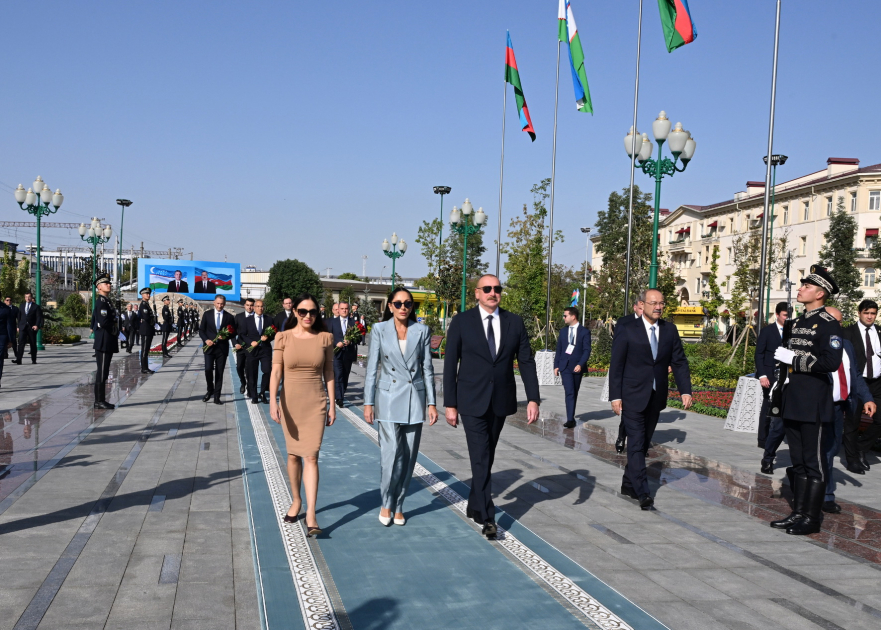 Prezident İlham Əliyev, Birinci xanım Mehriban Əliyeva və qızları Leyla Əliyeva Heydər Əliyev Meydanında Ümummilli Liderin barelyefi önünə gül dəstələri qoyublar (FOTO) (YENİLƏNİB)