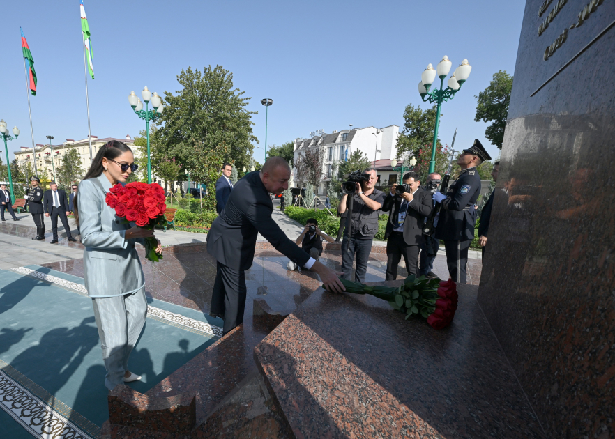 Президент Ильхам Алиев, Первая леди Мехрибан Алиева и их дочь Лейла Алиева возложили цветы к барельефу общенационального лидера Гейдара Алиева в Ташкенте (ФОТО)