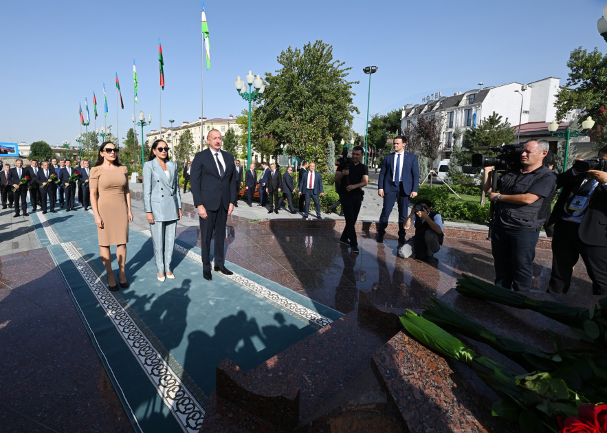 Prezident İlham Əliyev, Birinci xanım Mehriban Əliyeva və qızları Leyla Əliyeva Heydər Əliyev Meydanında Ümummilli Liderin barelyefi önünə gül dəstələri qoyublar (FOTO) (YENİLƏNİB)