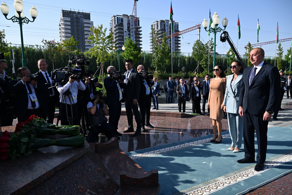 Prezident İlham Əliyev, Birinci xanım Mehriban Əliyeva və qızları Leyla Əliyeva Heydər Əliyev Meydanında Ümummilli Liderin barelyefi önünə gül dəstələri qoyublar (FOTO) (YENİLƏNİB)