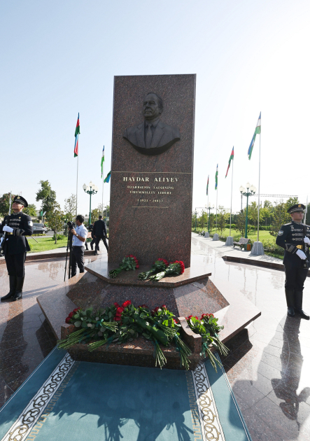 Prezident İlham Əliyev, Birinci xanım Mehriban Əliyeva və qızları Leyla Əliyeva Heydər Əliyev Meydanında Ümummilli Liderin barelyefi önünə gül dəstələri qoyublar (FOTO) (YENİLƏNİB)