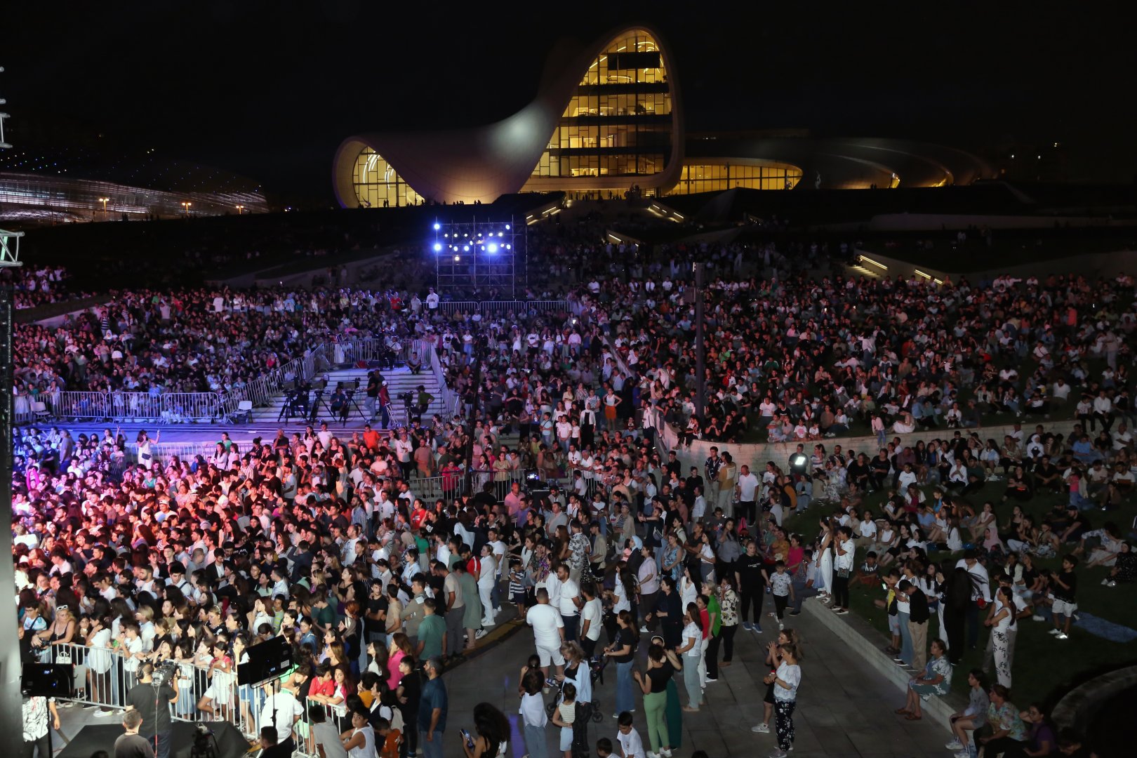 Heydər Əliyev Mərkəzinin parkında “Yay Festivalı” bağlanış konserti keçirilib (FOTO/VİDEO)