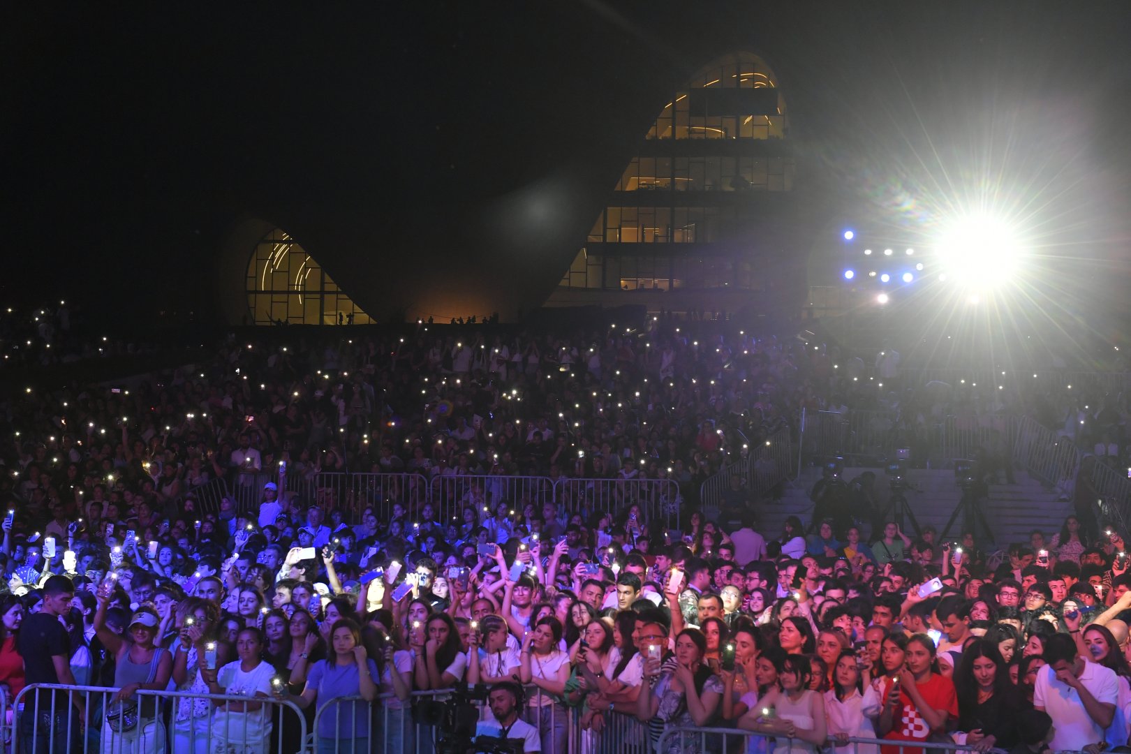 Heydər Əliyev Mərkəzinin parkında “Yay Festivalı” bağlanış konserti keçirilib (FOTO/VİDEO)