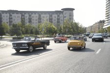 В Баку состоялись автопробег и выставка классических автомобилей (ФОТО)