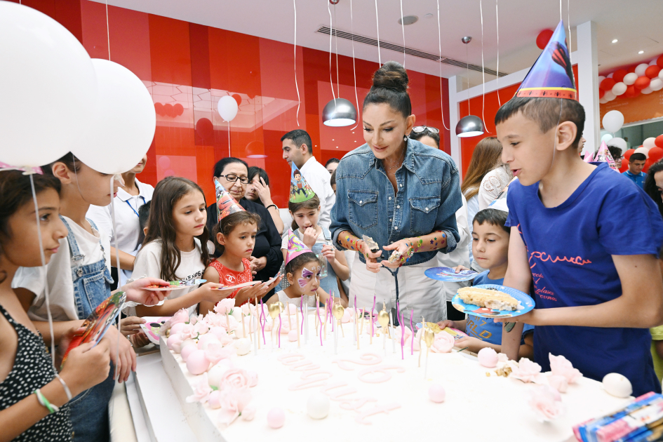 Birinci vitse-prezident Mehriban Əliyeva Heydər Əliyev Fondunun uşaqlar üçün təşkil etdiyi şənlikdə iştirak edib (FOTO)