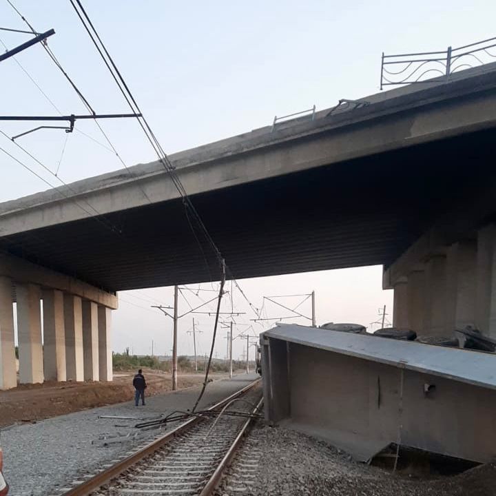 Şabranda yük maşını körpüdən dəmir yolu xəttinə aşdı: ölənlər var (YENİLƏNİB)