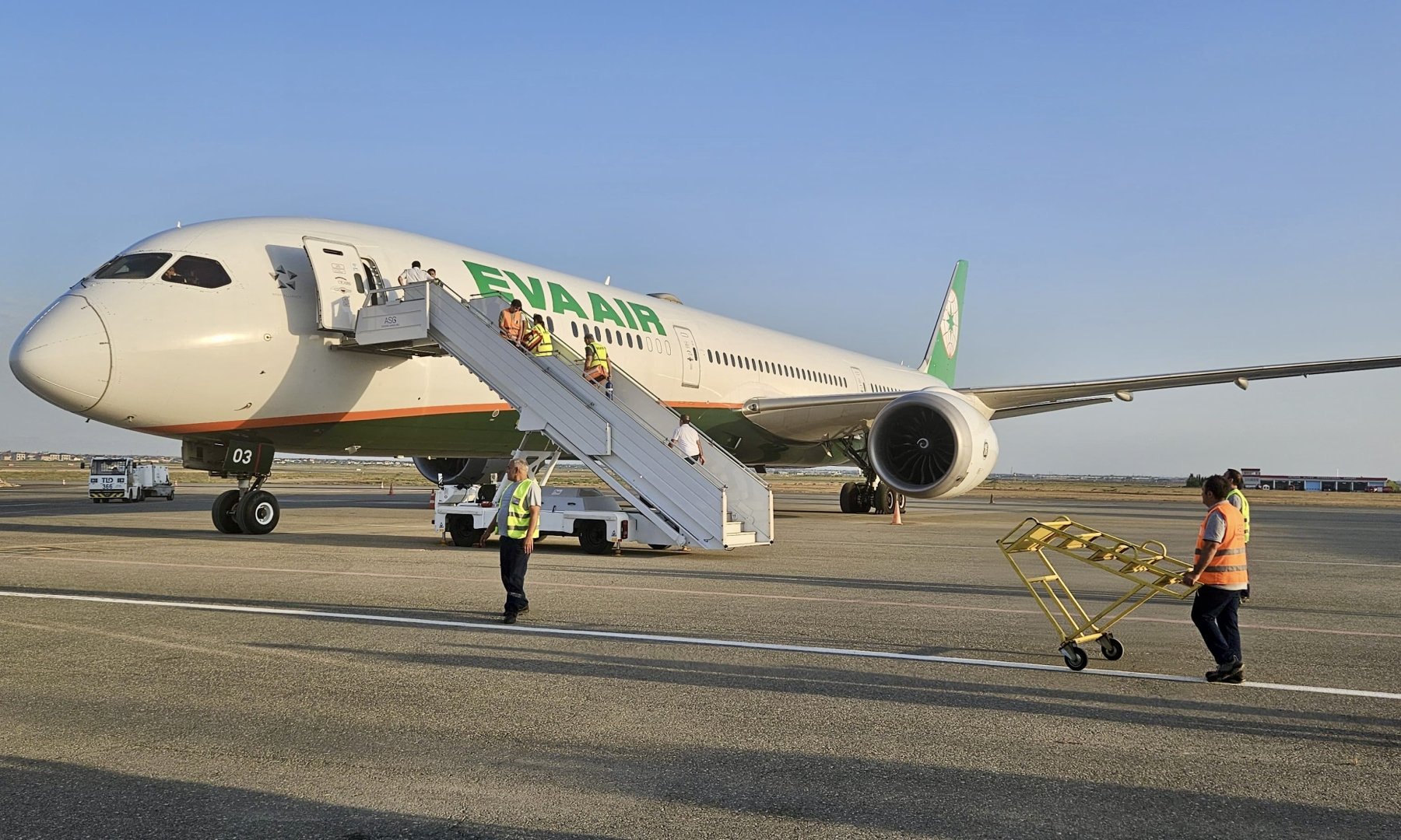 Bakı aeroportuna təcili eniş edən təyyarənin sərnişini öldü