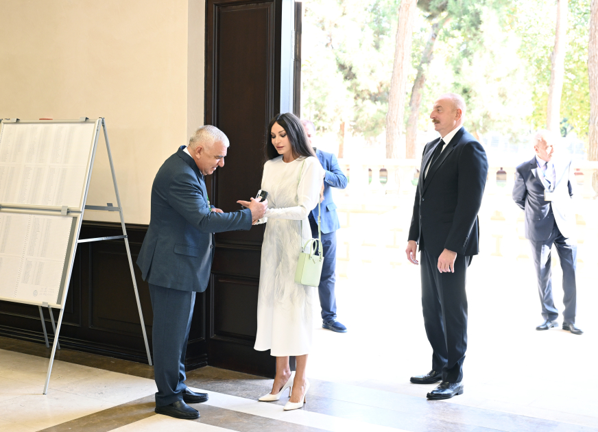 Prezident İlham Əliyev, Birinci xanım Mehriban Əliyeva və qızları Leyla Əliyeva səs veriblər (YENİLƏNİB) (FOTO/VİDEO)