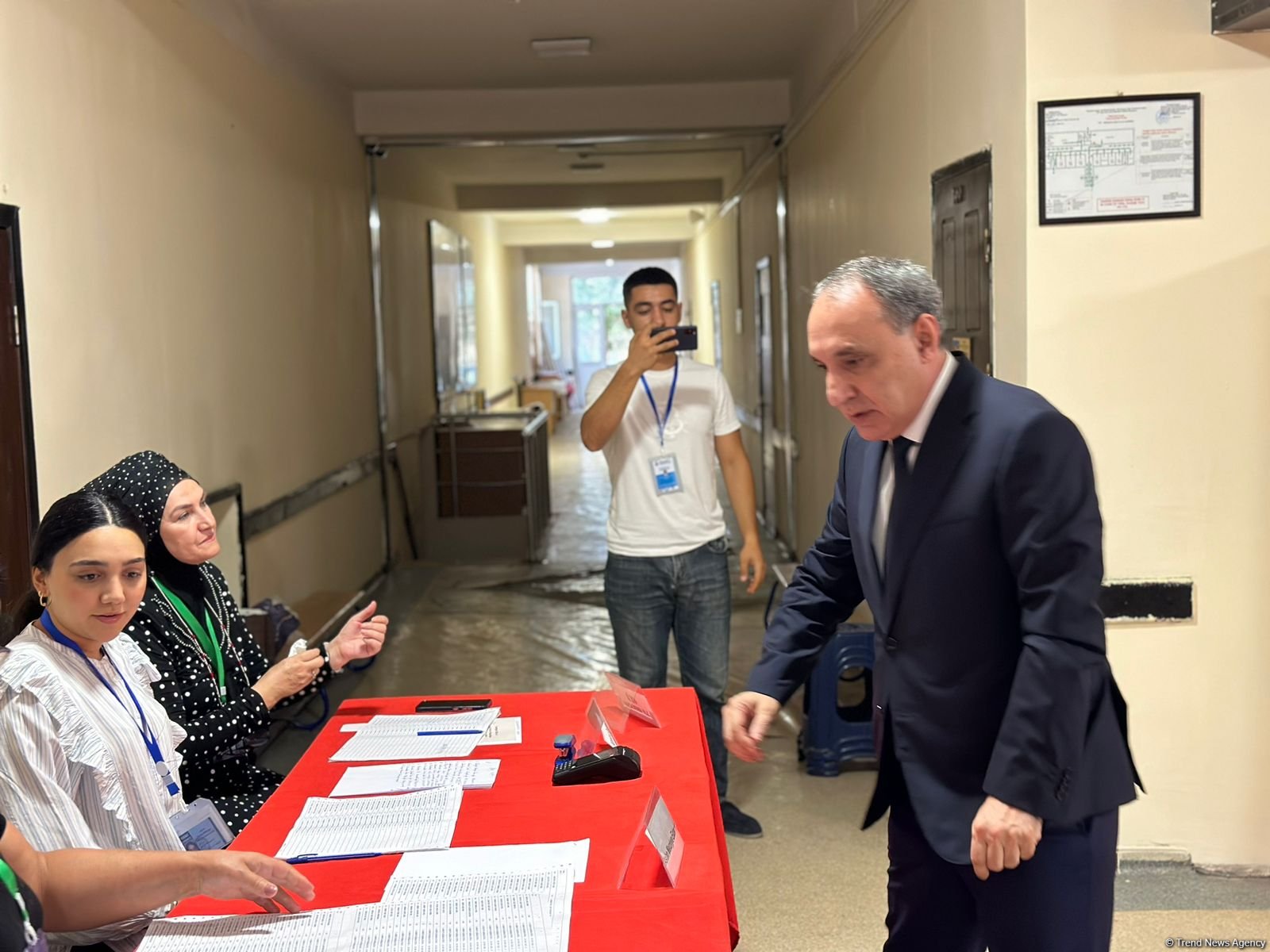 Azerbaijan's Prosecutor General casts his vote in parliamentary election (PHOTO)