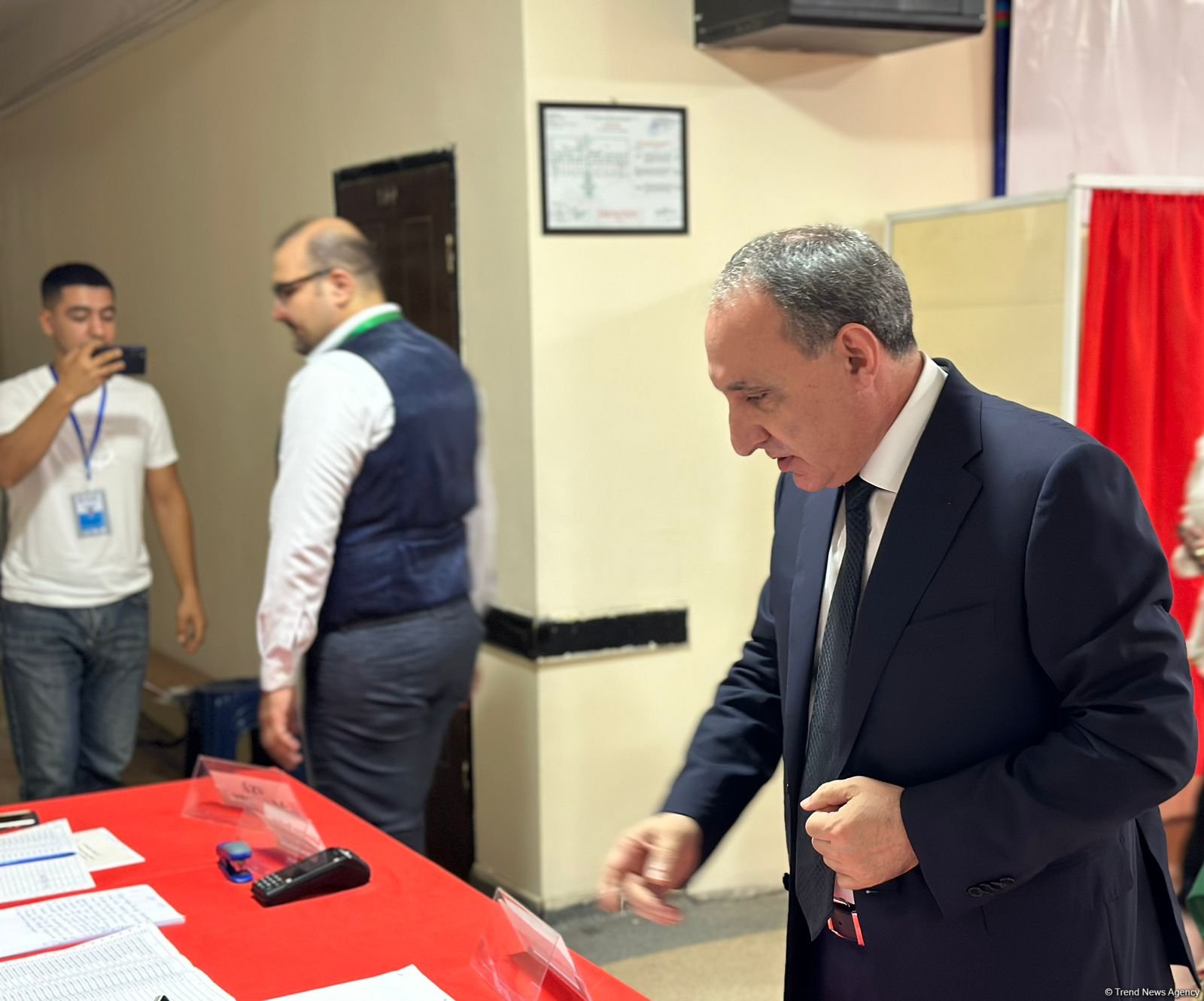 Azerbaijan's Prosecutor General casts his vote in parliamentary election (PHOTO)