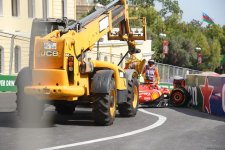 Bakıdakı "Formula 1" çərçivəsində sərbəst yürüşlər zamanı qəza baş verib (FOTO/VİDEO)