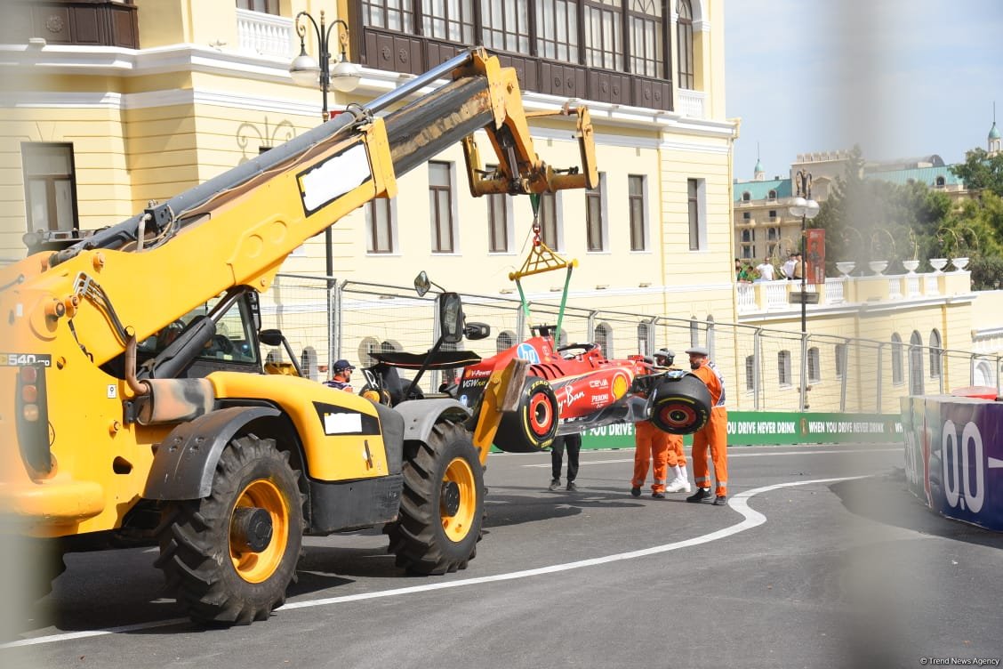 Bakıdakı "Formula 1" çərçivəsində sərbəst yürüşlər zamanı qəza baş verib (FOTO/VİDEO)