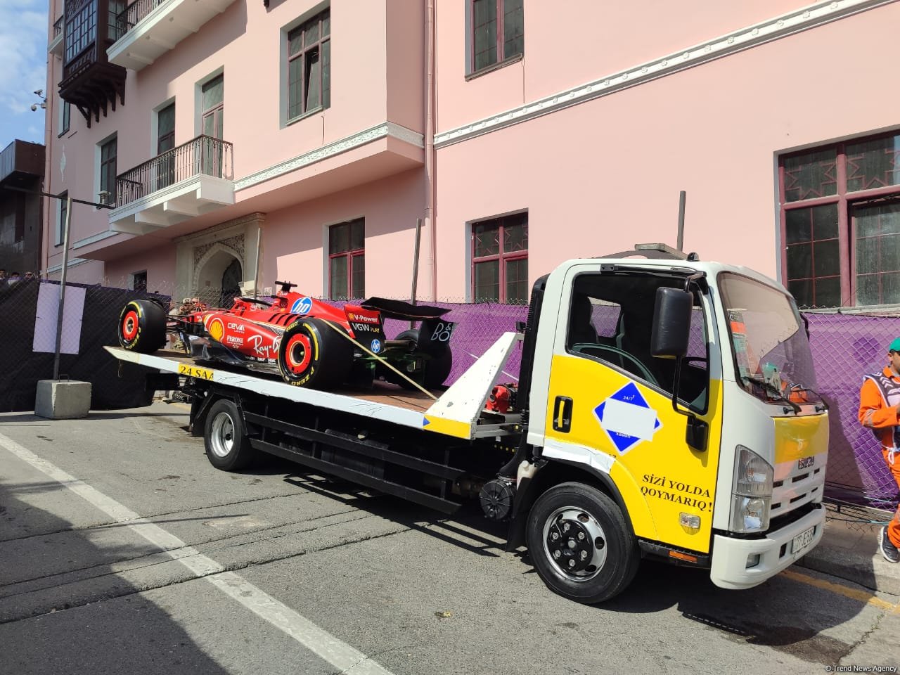 Bakıdakı "Formula 1" çərçivəsində sərbəst yürüşlər zamanı qəza baş verib (FOTO/VİDEO)