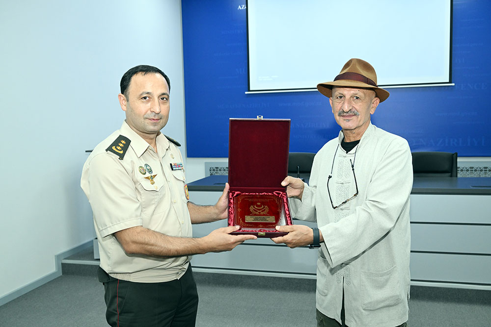 Müdafiə Nazirliyində tanınmış azərbaycanlı fotoqraf Reza Deqati ilə görüş keçirilib (FOTO)