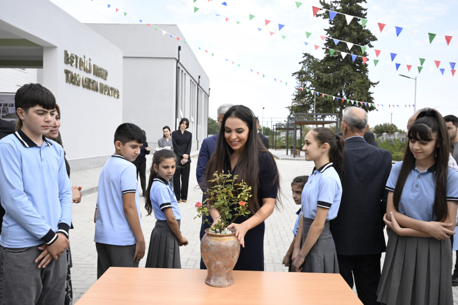 Heydər Əliyev Fondunun vitse-prezidenti Leyla Əliyeva Biləsuvar rayonunda yeni inşa edilən məktəbdə olub (FOTO)