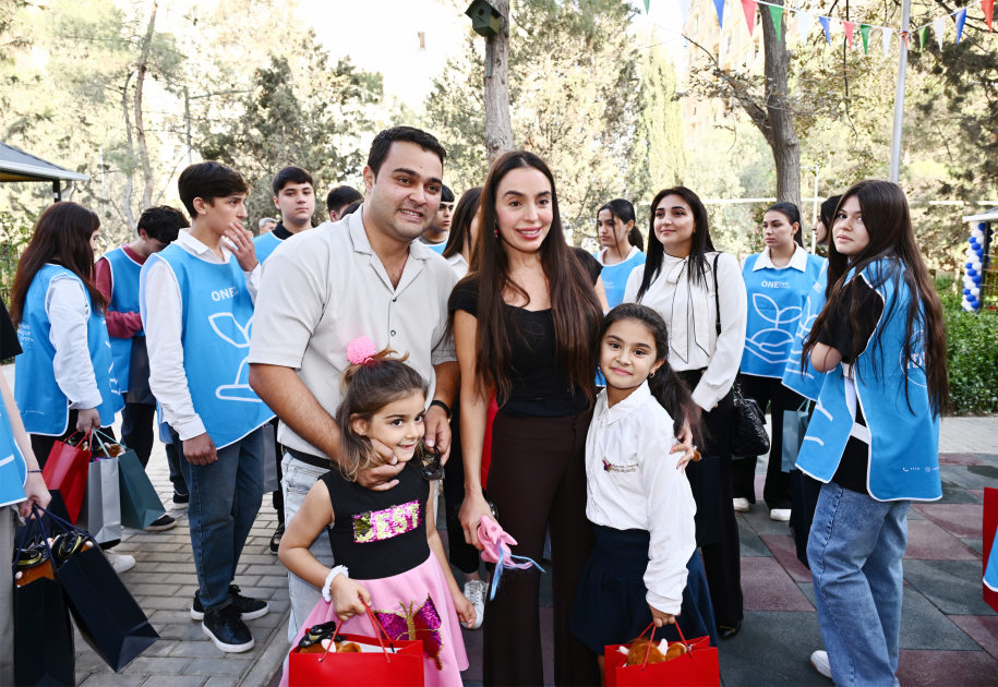 Heydər Əliyev Fondunun vitse-prezidenti Leyla Əliyeva növbəti abad həyətinin sakinlərin istifadəsinə verilməsində iştirak edib (FOTO)