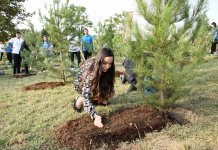 President of Heydar Aliyev Foundation Mehriban Aliyeva, family members participate in tree-planting event in Ganjlik Park (PHOTO)