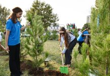 President of Heydar Aliyev Foundation Mehriban Aliyeva, family members participate in tree-planting event in Ganjlik Park (PHOTO)