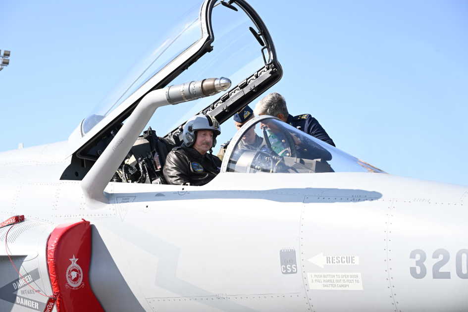 Президенту Ильхаму Алиеву представлены многоцелевые самолеты JF-17C (ФОТО)