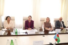 Azerbaijan's Health Ministry views tuberculosis control with Global Fund delegate (PHOTO)