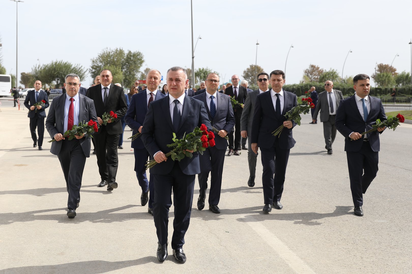 Səhiyyə Nazirliyinin rəhbərliyi və kollektivi Zəfər parkını ziyarət edib (FOTO)