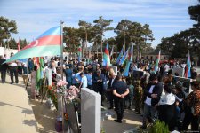 Азербайджанский народ чтит память шехидов Отечественной войны (ФОТО)