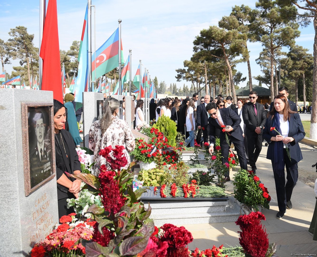 Азербайджанский народ чтит память шехидов Отечественной войны (ФОТО)