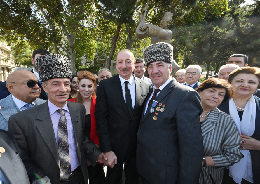 Президент Ильхам Алиев принял участие в открытии в Баку памятника Ашугу Алескеру (ФОТО)