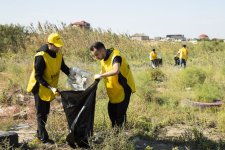 Сотрудники Yelo Bank провели акцию по очистке побережья Каспия (ФОТО)