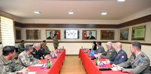 Azerbaijani army chief of general staff debates military co-op with NATO delegates (PHOTO)