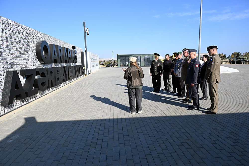 Azerbaijani army chief of general staff debates military co-op with NATO delegates (PHOTO)