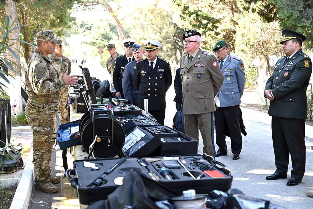 Azerbaijani army chief of general staff debates military co-op with NATO delegates (PHOTO)