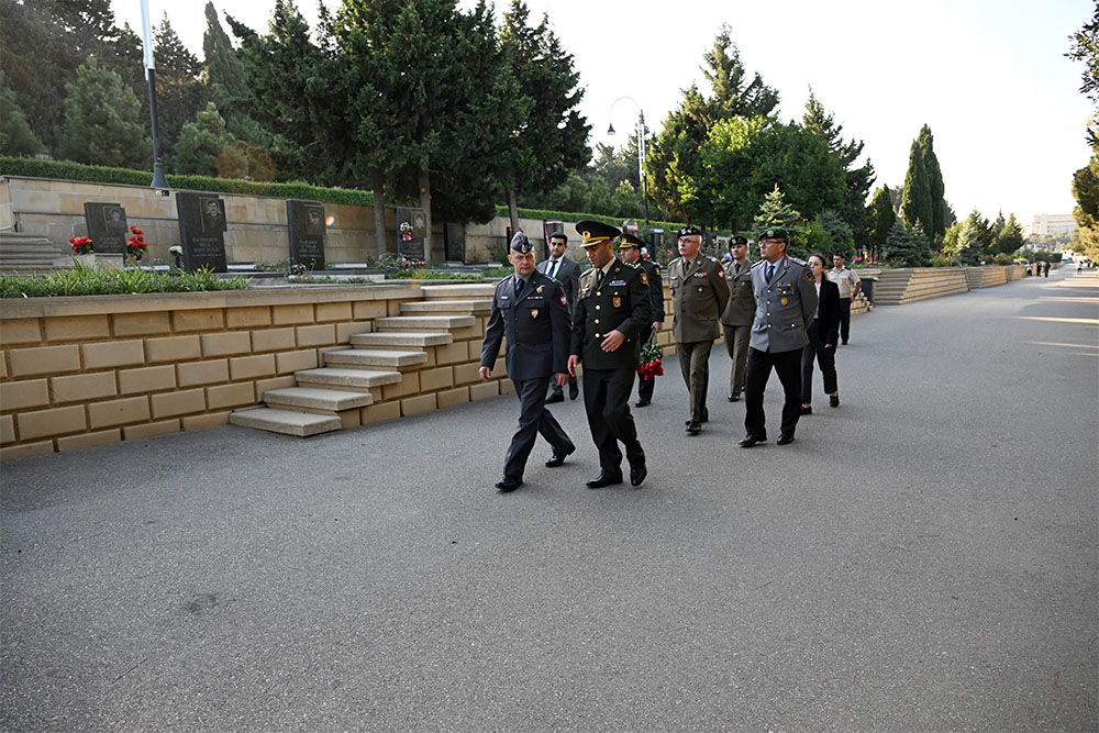 Azerbaijani army chief of general staff debates military co-op with NATO delegates (PHOTO)