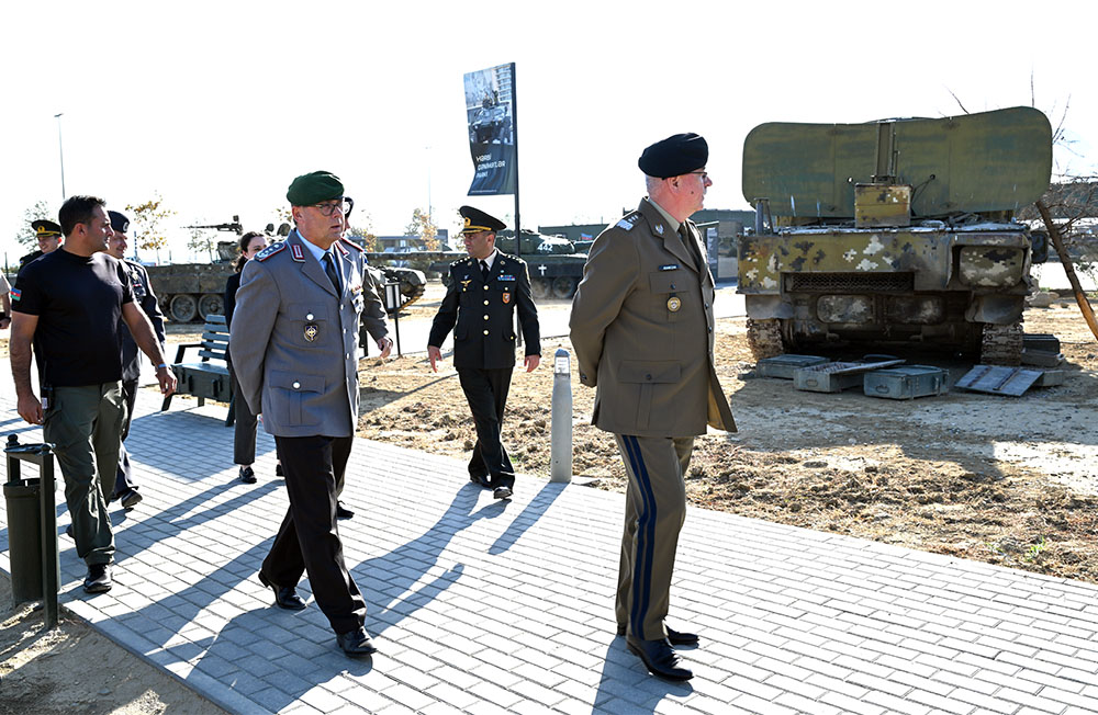 Azerbaijani army chief of general staff debates military co-op with NATO delegates (PHOTO)