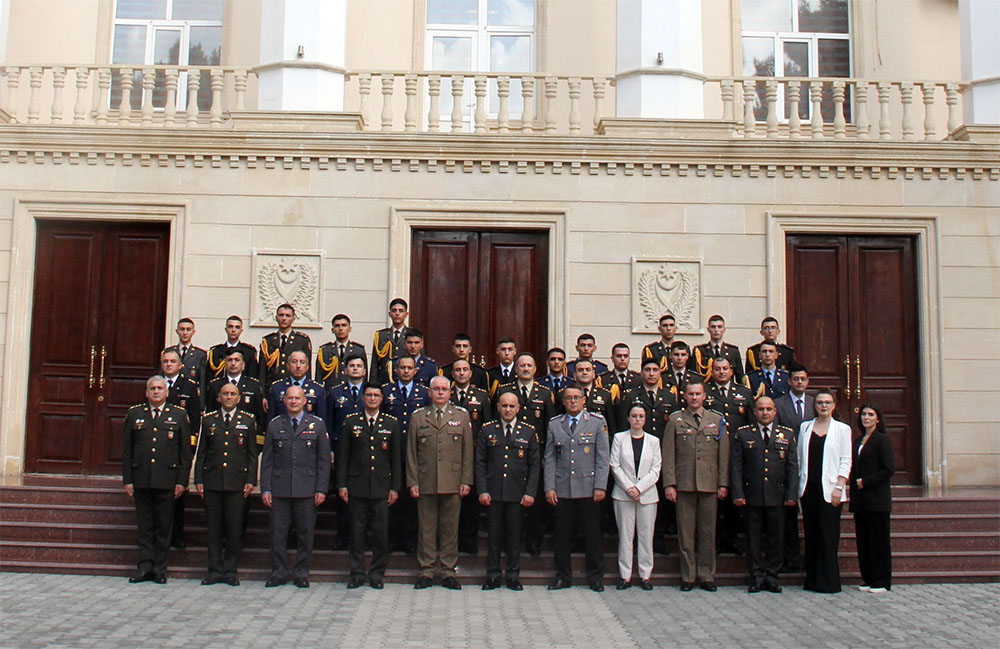 Azerbaijani army chief of general staff debates military co-op with NATO delegates (PHOTO)