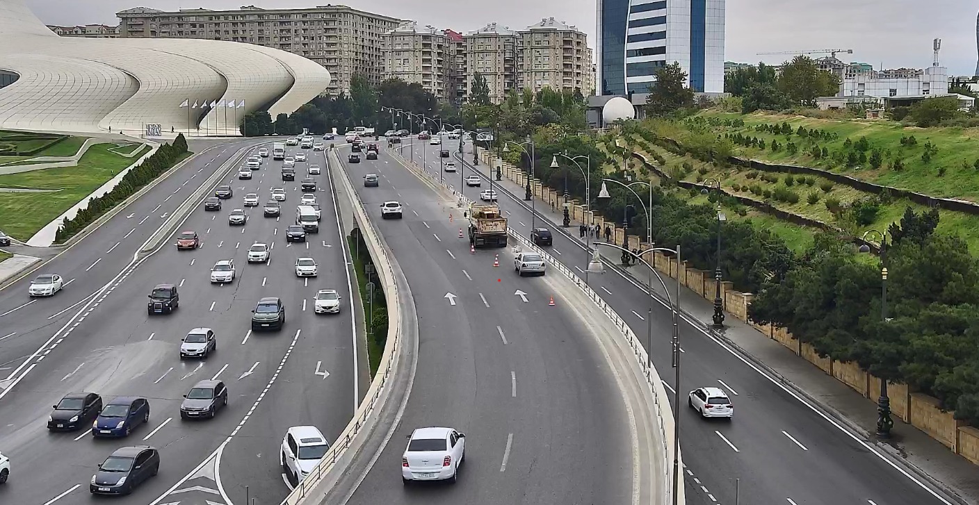 Sürücülərin NƏZƏRİNƏ: Bakıda bir istiqamətdə hərəkət qismən məhdudlaşdırıldı  (FOTO)