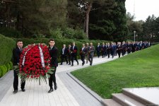 ADY rəhbərliyi və veteran dəmiryolçular Fəxri Xiyaban və Şəhidlər Xiyabanını ziyarət ediblər (FOTO)